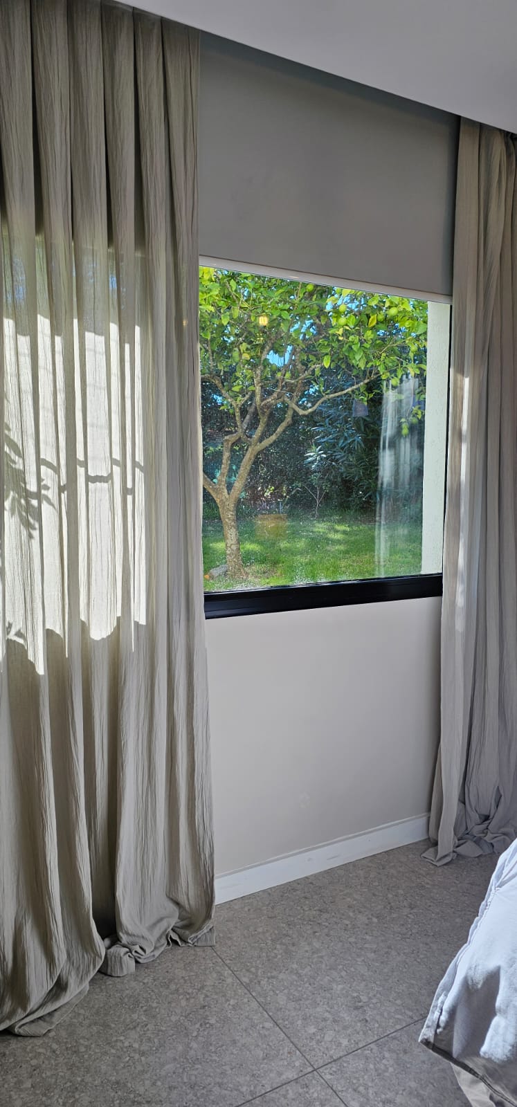 Sistema combinado de cortina roller y cortinado de tela
