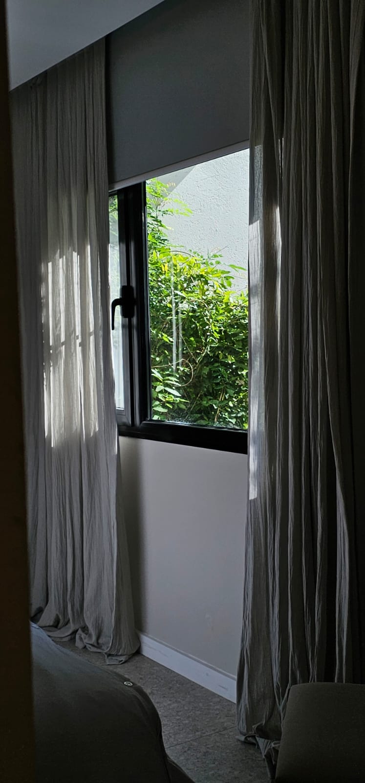 Sistema combinado roller y tela con vista al verde