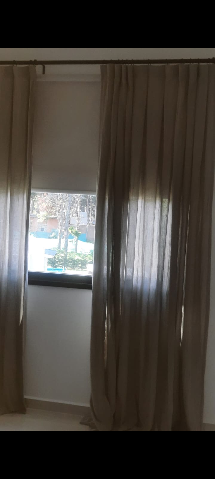 Cortina roller blackout con cortinado de tela en sistema combinado