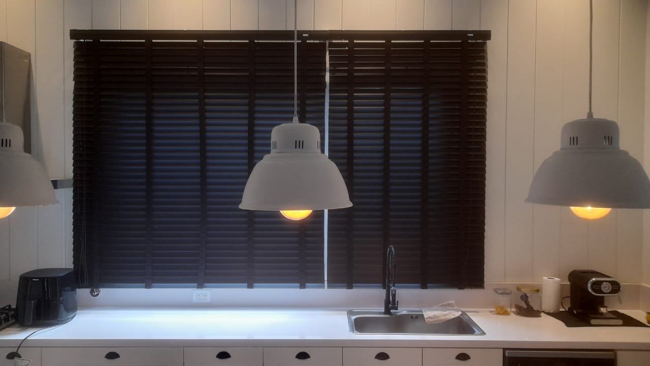 Cortina veneziana de madera en cocina