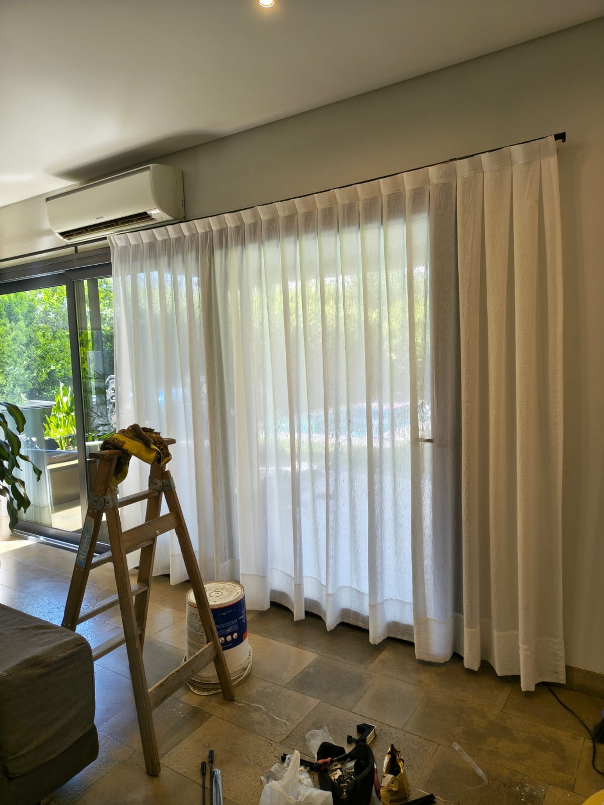 Instalación de cortinado de tela a medida en obra