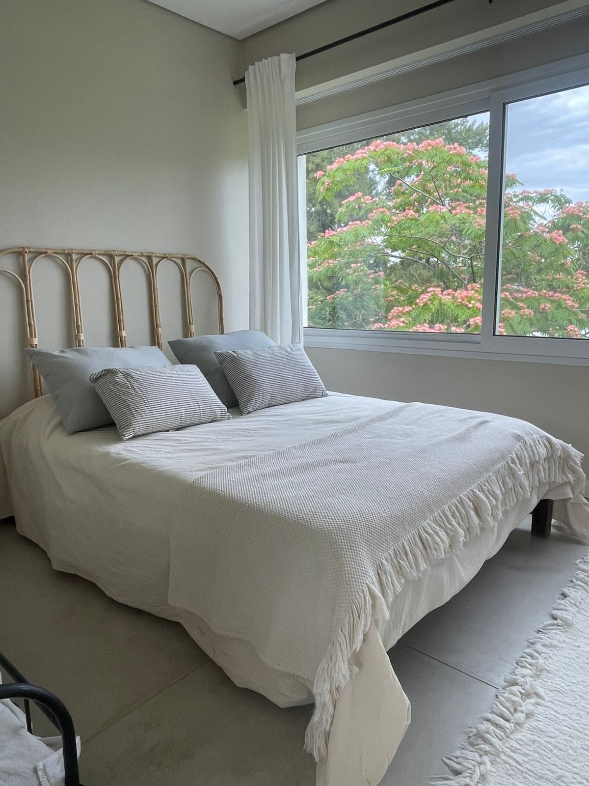 Dormitorio con ropa de cama a medida y roller blanco instalado